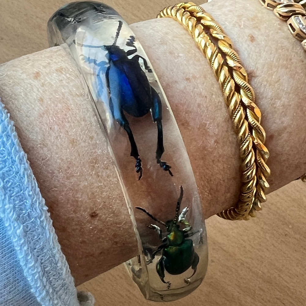 VINTAGE CLEAR LUCITE LARGE BANGLE BRACELET W/ VIVID COLORS BEETLES STATEMENT - Picture 10 of 16